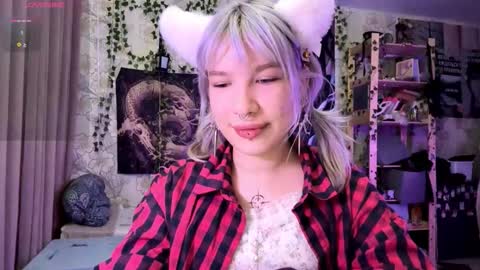 Lola online show from October 8, 9:01 pm