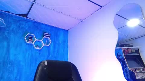 Snapshot of liiaam_lee_ chatting on December 10, 4:17 pm Daniel online show from December 10, 4:17 pm