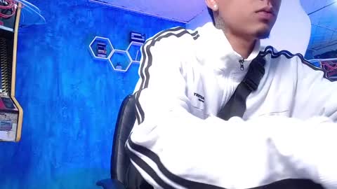 Snapshot of liiaam_lee_ chatting on December 12, 12:22 pm Daniel online show from December 12, 12:22 pm