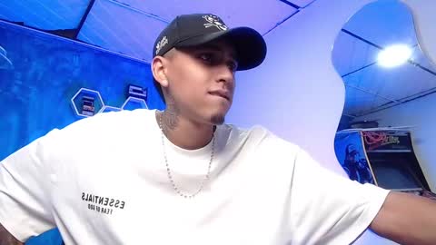 Snapshot of liiaam_lee_ chatting on December 14, 4:31 pm Daniel online show from December 14, 4:31 pm