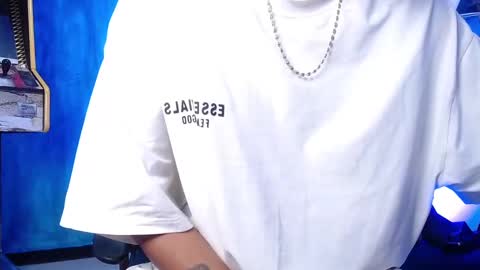 Snapshot of liiaam_lee_ chatting on December 24, 12:55 pm Daniel online show from December 24, 12:55 pm