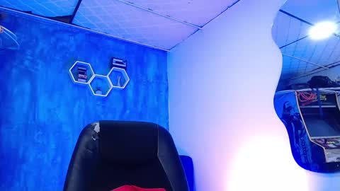 Snapshot of liiaam_lee_ chatting on December 24, 3:58 pm Daniel online show from December 24, 3:58 pm