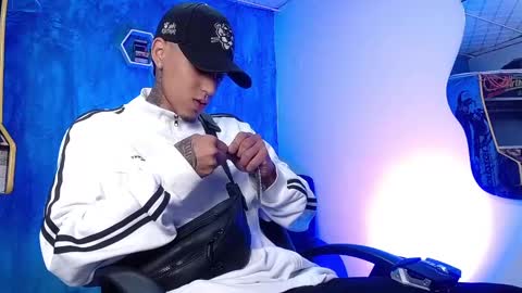 Snapshot of liiaam_lee_ chatting on December 26, 12:49 pm Daniel online show from December 26, 12:49 pm
