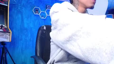 Snapshot of liiaam_lee_ chatting on December 28, 12:24 pm Daniel online show from December 28, 12:24 pm