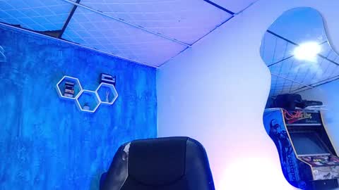Snapshot of liiaam_lee_ chatting on December 28, 3:26 pm Daniel online show from December 28, 3:26 pm