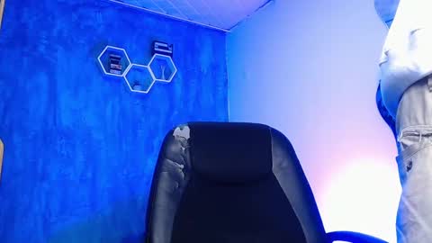 Snapshot of liiaam_lee_ chatting on February 16, 12:54 pm Daniel online show from February 16, 12:54 pm