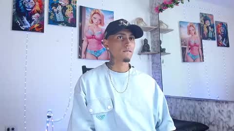 Snapshot of liiaam_lee_ chatting on September 13, 3:23 pm Daniel online show from September 13, 3:23 pm