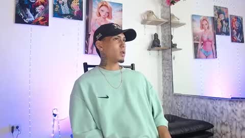 Snapshot of liiaam_lee_ chatting on October 2, 1:40 pm Daniel online show from October 2, 1:40 pm