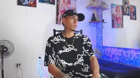 Snapshot of liiaam_lee_ chatting on October 15, 11:49 pm Daniel online show from October 15, 11:49 pm