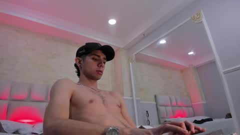 Snapshot of liiamhudson_ chatting on February 10, 10:20 am L I I A M online show from February 10, 10:20 am