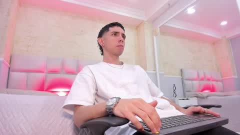 Snapshot of liiamhudson_ chatting on February 22, 4:40 am L I I A M online show from February 22, 4:40 am