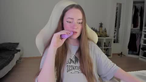 Snapshot of lil_happiness chatting on July 1, 9:14 pm for free registration 3 online show from July 1, 9:14 pm