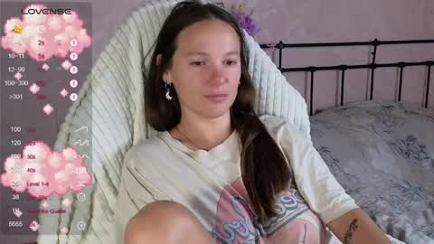Snapshot of lil_luna_x chatting on June 5, 9:42 pm little moon online show from June 5, 9:42 pm