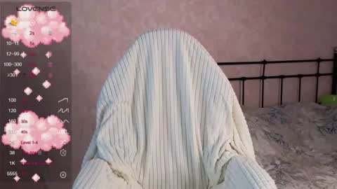 Snapshot of lil_luna_x chatting on August 3, 11:59 am little moon online show from August 3, 11:59 am
