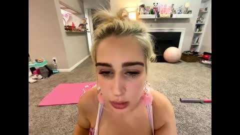 Snapshot of lil_uzi_sqquirt chatting on February 14, 3:36 am Pink mink online show from February 14, 3:36 am