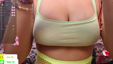 Snapshot of lila_gummy_ chatting on April 23, 12:29 pm online show from April 23, 12:29 pm