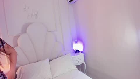 lilawesst online show from June 9, 11:33 am