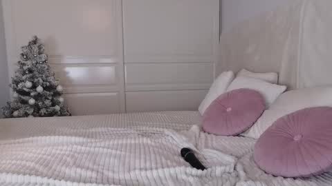 Snapshot of lilemilyy chatting on December 18, 8:20 am Emily online show from December 18, 8:20 am