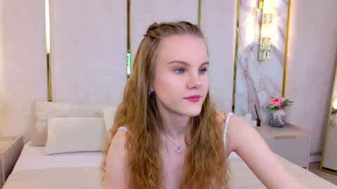 Snapshot of lili_lohan chatting on June 5, 5:36 am lili_lohan online show from June 5, 5:36 am