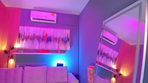 holis soy lily chang no olvides el pulgar arriba es muy importante para mi 3 independent model online show from March 12, 7:42 pm