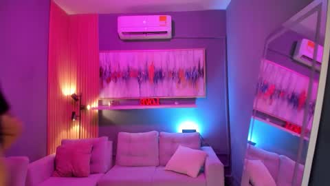 holis soy lily chang no olvides el pulgar arriba es muy importante para mi 3 independent model online show from March 25, 8:04 pm