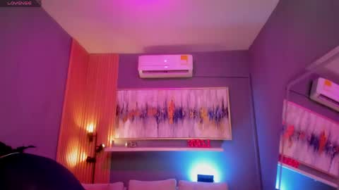 Snapshot of lilian_vergara chatting on April 24, 9:39 pm holis soy lily chang no olvides el pulgar arriba es muy importante para mi 3 independent model online show from April 24, 9:39 pm