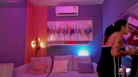 Snapshot of lilian_vergara chatting on April 29, 7:53 pm holis soy lily chang no olvides el pulgar arriba es muy importante para mi 3 independent model online show from April 29, 7:53 pm