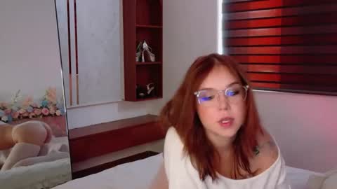 Snapshot of lilith_bonheur chatting on June 11, 12:32 am Lilith Bonheur online show from June 11, 12:32 am