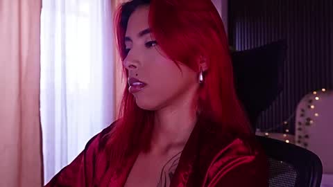 Snapshot of lilithluxor_ chatting on May 19, 1:39 pm Lilith online show from May 19, 1:39 pm