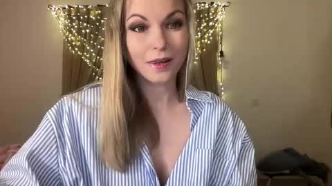 lilithnewdawn online show from March 3, 7:20 pm