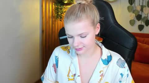 lilitrosen online show from October 21, 6:08 pm