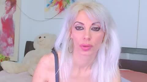Snapshot of lillianasara chatting on May 4, 9:22 pm Lara online show from May 4, 9:22 pm