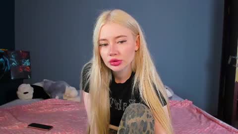 Snapshot of lillie_berry chatting on June 24, 4:55 am lillie_berry online show from June 24, 4:55 am