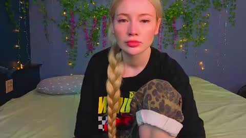 Snapshot of lillie_berry chatting on July 19, 4:16 am lillie_berry online show from July 19, 4:16 am