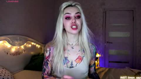 Snapshot of lillimooore chatting on June 4, 11:22 pm LilliMoore online show from June 4, 11:22 pm