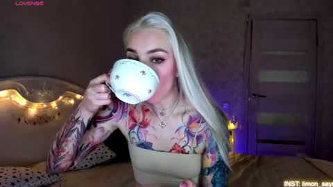 Snapshot of lillimooore chatting on June 9, 11:27 pm LilliMoore online show from June 9, 11:27 pm