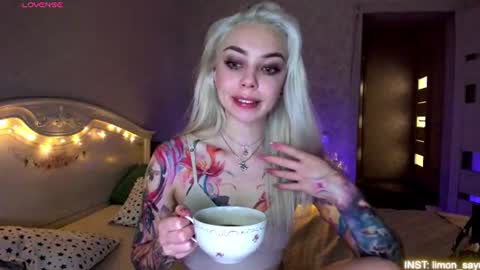 Snapshot of lillimooore chatting on June 11, 11:36 pm LilliMoore online show from June 11, 11:36 pm