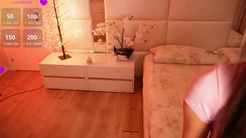 Snapshot of lilly_colins chatting on July 13, 8:00 pm Lilly Colins online show from July 13, 8:00 pm