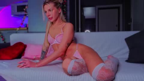 Snapshot of lilly_lux chatting on April 30, 2:01 pm lilly_lux online show from April 30, 2:01 pm