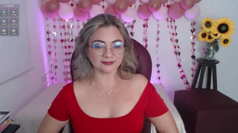 Snapshot of lilly_milf chatting on January 19, 1:15 pm Lilly online show from January 19, 1:15 pm