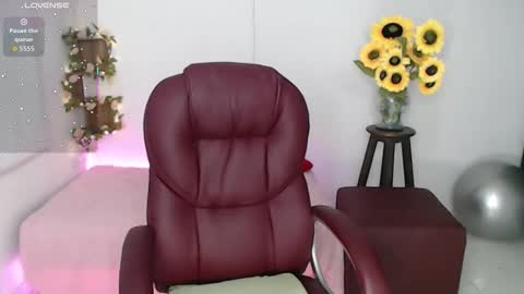 Snapshot of lilly_milf chatting on March 1, 1:02 pm Lilly online show from March 1, 1:02 pm