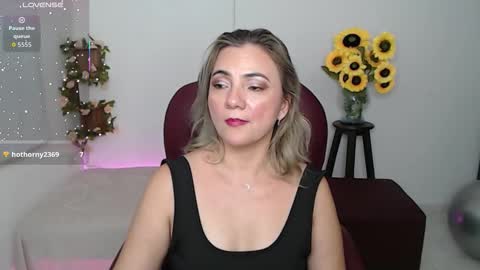 Snapshot of lilly_milf chatting on March 5, 4:03 pm Lilly online show from March 5, 4:03 pm