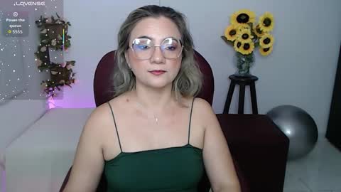 Snapshot of lilly_milf chatting on March 14, 2:00 pm Lilly online show from March 14, 2:00 pm