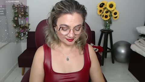 Snapshot of lilly_milf chatting on April 6, 1:56 pm Lilly online show from April 6, 1:56 pm