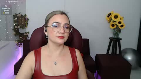 Snapshot of lilly_milf chatting on May 9, 4:34 pm Lilly online show from May 9, 4:34 pm