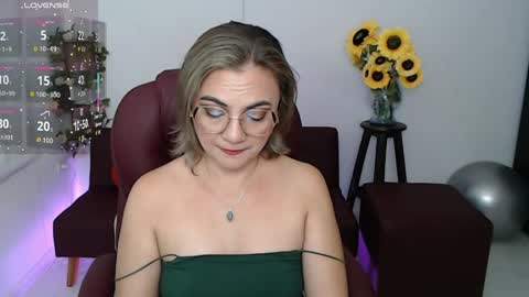 Snapshot of lilly_milf chatting on May 11, 3:51 pm Lilly online show from May 11, 3:51 pm