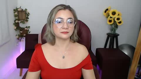 Snapshot of lilly_milf chatting on May 14, 3:19 pm Lilly online show from May 14, 3:19 pm