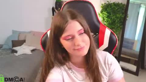 Snapshot of lilly_pretty_love chatting on August 1, 10:58 am Lilly online show from August 1, 10:58 am