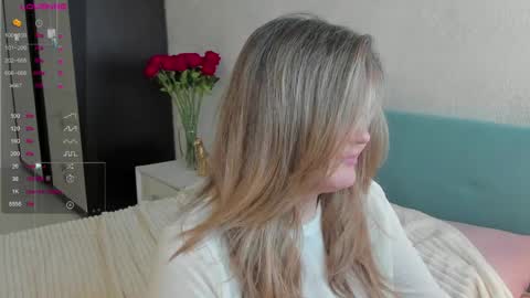 Snapshot of lily_bel chatting on May 4, 1:01 am Lily online show from May 4, 1:01 am