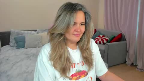 Snapshot of lily_bel chatting on June 2, 1:07 am Lily online show from June 2, 1:07 am
